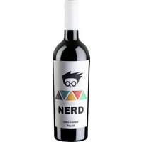 Ferro 13 präsentiert mit dem Nerd Nero d’Avola einen kraftvollen Rotwein aus Sizilien. Markante Aromen von schwarzen Kirschen und Pflaumen verschmelzen mit einer dezenten Gewürznote. Im Geschmack verbinden sich saftige