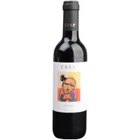 Sattes Kirschrot mit violetten Reflexen prägt das Erscheinungsbild des Care Crianza aus Bodegas Care. Die Aromen präsentieren sich intensiv mit Noten von roten Beeren und Pflaume