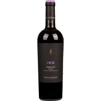 Intensives Rubinrot mit violetten Reflexen prägt das Erscheinungsbild dieses Primitivo. In der Nase verbinden sich Aromen roter Beeren mit feinen
