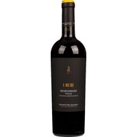 Der I Muri Negroamaro 2023 aus Apulien präsentiert sich mit einer rubinroten Farbe und purpurroten Reflexen. In der Nase verbinden sich fruchtige und würzige Aromen von schwarzer Johannisbeere mit dezenten Vanille- und Karamellnoten. Im Geschmack zeigt er eine mittelkräftige Struktur