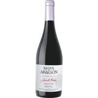 Der Bodegas Langa Reyes d'Aragon Cuvée Real 2021 aus Calatayud besticht durch eine tiefdunkle Farbe und ein vielfältiges Aromenspiel. Dunkle Beeren und rote Grütze verbinden sich harmonisch mit Anklängen von Eiche