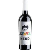 Ferro13 Nerd Nero d'Avola ist ein charakterstarker Rotwein aus Sizilien. Der Jahrgang 2021 besticht durch intensive florale Noten