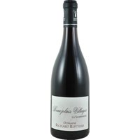 Ein frischer Hauch roter Pflaumen und Himbeeren prägt das lebendige Aroma dieses Beaujolais Villages. Die zarte Kirschfrucht wird von Nuancen von Banane und einem Hauch von Karamell begleitet und zeigt die besondere Stilistik von Richard Rottiers. Am Gaumen präsentiert sich der Gamay saftig und elegant