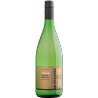 Frische Eleganz zeigt sich in diesem Müller-Thurgau mit hellgelber Farbe und feinfruchtigen Aromen. Noten von Mirabellen und ein Hauch Muskat prägen die unverwechselbare Ausprägung des Weins. Die milde