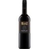 Dunkle Farbreflexe und eine dichte Struktur prägen den Merlot Doppelstück 2023 aus Nierstein. In der Nase verbinden sich würzige Noten mit Aromen schwarzer Beeren und feinen Kräutern. Am Gaumen zeigt sich der Wein vielschichtig