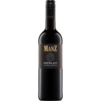 Dunkle Farbreflexe und eine dichte Struktur prägen den Merlot Doppelstück 2023 aus Nierstein. In der Nase verbinden sich würzige Noten mit Aromen schwarzer Beeren und feinen Kräutern. Am Gaumen zeigt sich der Wein vielschichtig
