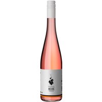 Ein sanftes Lachsrosa spiegelt im Glas die besondere Kombination aus roten und weißen Trauben wider. Der Triebwerk Schillerwein 2024 aus Württemberg zeigt ein elegantes Fruchtspiel