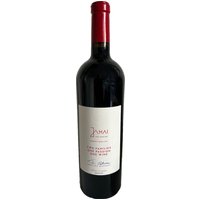 Der reinsortige Cabernet Franc des Jahrgangs 2015 präsentiert kräftige Aromen von roten Beeren und einen Hauch von Blütenduft. Die Zusammenarbeit von Dr. Ricardo Cotarella und Ferdinand von Thun führte zu einem Rotwein mit dichter Struktur und reifen
