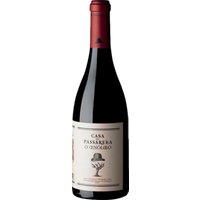 Der Casa da Passarella Oenologo Vinhas Velhas Tinto 2020 zeigt eine Vielfalt der Dão-Region mit einem Bouquet aus reifen roten Früchten und feinen Gewürznoten. Die Verwendung von mehr als 24 regionalen Traubensorten verleiht dem Wein Tiefe und eine ausgewogene Komplexität. Im Geschmack überzeugt er durch Kraft und Balance zwischen Fruchtigkeit und Würze. Passend zu aromatischen Fleischgerichten