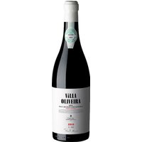 Der Casa da Passarella Villa Oliveira Touriga Nacional aus der Dão-Region beeindruckt durch Eigenständigkeit und Tiefe. Er wird aus über 80 Jahre alten Reben gewonnen und zeigt intensive Aromen von reifen schwarzen Beeren