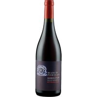 Sattes Rubinrot prägt das Erscheinungsbild des Marco Porello Barbera d’Alba Mommiano 2023 aus dem Piemont. Aromen von reifen Kirschen und roten Früchten dominieren den Duft. Am Gaumen zeigt sich eine ausgewogene und lebendige Säure