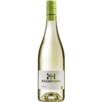 Leuchtend hellgelb zeigt sich dieser Rivaner mit einer lebendigen Aromatik. Dezente Düfte weißer Blüten verbinden sich mit frischen Noten von Zitrone und Limette. Am Gaumen präsentiert sich der Wein saftig und lebendig