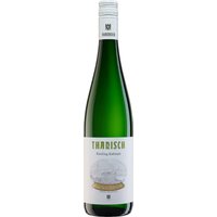 Der Riesling Kabinett 2022 von Dr. H. Thanisch aus Bernkastel besticht durch filigrane Eleganz und ein intensives Aromenspiel. Weißer Pfirsich und Passionsfrucht entfalten eine fruchtige Fülle