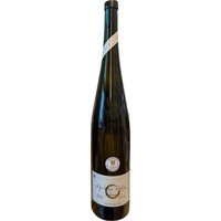 Florian Lauer bringt die Raffinesse der Moselregion zum Ausdruck: Der Ayler Kupp Riesling Kabinett Nr. 5 2020 kombiniert blumige und tropische Noten mit der charakteristischen filigranen Struktur der Gegend. Zunächst wirkt der Duft zurückhaltend