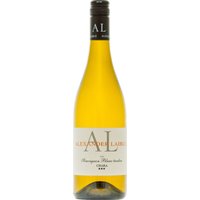 Frische Zitrusnoten von Zitronengras und Zitronenmelisse prägen das Bouquet dieses Sauvignon Blanc aus dem Weingut Alexander Laible in Baden. Am Gaumen zeigt sich der Wein saftig und fruchtbetont mit Anklängen von Maracuja und feiner Kräuterwürze. Die Reben wachsen auf kalk- und lösshaltigen Böden