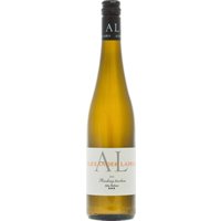 Kalkmergelböden in der ansteigenden Vorbergszone Badens prägen den Charakter dieses trockenen Rieslings aus dem Hause Alexander Laible. Alte Reben sorgen für Konzentration und aromatische Tiefe. In der Nase treten Zitrus