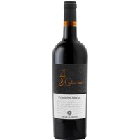 Der Colle al Vento 4/20 Primitivo Merlot 2024 stammt aus den sonnenreichen Weinbergen Apuliens und besticht durch sein intensives Bouquet aus dunklen Beeren und würzigen Nuancen. Am Gaumen präsentiert sich der Rotwein vollmundig und ausgewogen
