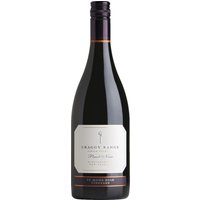Der Craggy Range Te Muna Road Pinot Noir 2022 stammt aus den kühlen Lagen von Martinborough und besticht durch Klarheit und Vielschichtigkeit. Nach der Vergärung in offenen Holz- und Edelstahltanks reift der Wein zehn Monate in französischer Eiche. Das Bouquet zeigt ein duftiges Zusammenspiel von Walderdbeeren