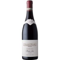 Der 2019er Domaine Drouhin Dundee Hills Pinot Noir präsentiert sich in rubinroter Farbe mit Aromen von Rosenblüten