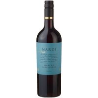 Sattes Rotviolett mit ansprechender Viskosität verleiht dem NARDI Sangiovese aus der Region Marken eine markante Präsenz. Der Duft vereint intensive Noten von Kirsche und Pfeffer