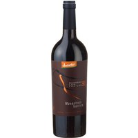 Im Glas zeigt der demeter-zertifizierte Monastrell eine intensive rubinrote Farbe. Fruchtige Nuancen von Brombeere