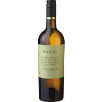 Sanfte strohgelbe Reflexe charakterisieren den NARDI Pinot Grigio aus Venetien. In der Nase treten feine Zitrusaromen sowie grüner Apfel und mineralische Noten hervor