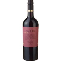 Der NARDI Merlot aus dem Trentino zeigt eine ausdrucksvolle Finesse. In der Nase entfalten sich fruchtige Noten von Cassis