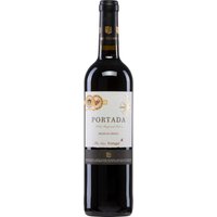 Mit seiner intensiven rubinroten Farbe beeindruckt der DFJ Vinhos Portada Tinto Medium Sweet aus dem Jahr 2021. Dieser Rotwein aus der Region Lisboa in Portugal