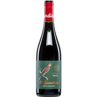 Der El Guardián Gran Reserva 2015 aus der Anbauregion Rioja zeigt ein jugendlich wirkendes dunkles Kirschrot. Die Nase offenbart Nuancen von Vanille