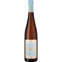 Der Klosterberg Riesling vom Spitzenweingut Robert Weil präsentiert sich elegant und fein sowie mit einer enormen Vielschichtigkeit. Verführerische Fruchtaromen von Birne und Mirabelle werden am Gaumen von einer leichten Ingwerwürze und - dank der Kiedricher Schieferböden - mit einer würzigen Mineralik untermalt. Perfekt strukturiert zeigt sich dieser großartige Wein schon sehr früh zugänglich