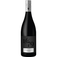 Raats Family Wines präsentiert mit der Selection 16/79 Cabernet Franc Réserve 2021 einen Rotwein aus dem Anbaugebiet Stellenbosch in Südafrika. Der Wein entfaltet ein facettenreiches Aromenspiel aus roten und schwarzen Kirschen