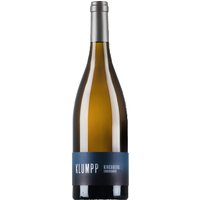 Im Glas zeigt der Klumpp Kirchberg Chardonnay 2022 eine kühle Röstaromatik mit feinen Rauch- und Butternoten sowie dezente Anklänge von Aprikosen und Quitten. Die dichte Struktur wird durch eine cremige Textur