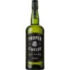 Der Bushmills Proper No. Twelve Whiskey präsentiert sich als ein leicht zugänglicher irischer Whiskey mit einer harmonischen Kombination aus Aromen von frischen Früchten und Vanille. In der Nase bieten sich reife gelbe Früchte und florale Noten