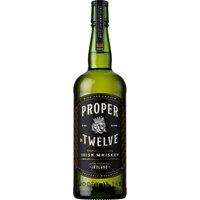 Der Bushmills Proper No. Twelve Whiskey präsentiert sich als ein leicht zugänglicher irischer Whiskey mit einer harmonischen Kombination aus Aromen von frischen Früchten und Vanille. In der Nase bieten sich reife gelbe Früchte und florale Noten