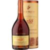 Louis XIII Cognac von Rémy Martin zeigt sich im Glas in einem schimmernden Kupferton. Die Nase verführt mit großzügigen Noten von Pflaume und Feigenmarmelade