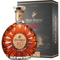 Der mahagonifarbene Glanz von Rémy Martin XO Cognac verspricht schon visuell ein reichhaltiges Erlebnis. In der Nase entfalten sich intensive Noten von Veilchen und Jasmin