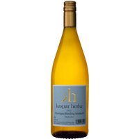 Ein frischer Riesling aus dem Rheingau: Der Kaspar Herke Oestricher Riesling des Jahrgangs 2023 überzeugt durch Aromen von reifen Pfirsichen und Zitrusfrüchten. Die mineralischen Noten und leichten Blütenanklänge harmonieren perfekt mit der frischen Säure. Dieser feinherbe Weißwein ist ein idealer Begleiter für leichte Sommergerichte und Salate. Im 1-Liter-Format stammt er aus Oestrich