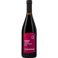 Intensive Noten von schwarzen Kirschen und Brombeeren prägen das Bouquet dieses kräftigen Rotweins aus Sizilien. Eine ausgeprägte Würze mit Nuancen von schwarzem Pfeffer und Zimt verleiht dem Syrah ein charaktervolles Profil. Am Gaumen präsentiert sich der Wein vollmundig
