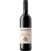 Der Fairview Sweet Red 2023 fasziniert mit einem tiefen Rubinrot und verlockenden Aromen von reifen Pflaumen