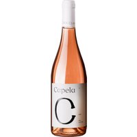 Der Capela C Rosado 2023 zeigt sich mit einer lachsfarbenen Erscheinung im Glas. Zarte Aromen von roten Früchten und floralen Nuancen prägen das Bukett. Nach einer kurzen Mazeration und der Reifung auf der Hefe entwickelt der Wein eine frische und weiche Struktur