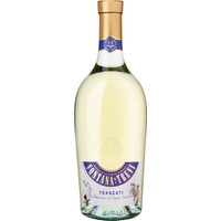 Dürfen wir Sie nach Rom entführen? Nehmen Sie in einer kleinen Trattoria Platz und lassen Sie das bunte Treiben auf der Piazza auf sich wirken. Im Glas: ein in hellem Gelb leuchtender Frascati