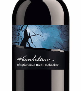 Die Ried Hochäcker zählt zu den besten Lagen von Paul Kerschbaum. Der Blaufränkisch reift in großen Eichenfässern und Barriques aus dritter Belegung.
