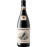 Der Fairview Lanner Hill Syrah 2021 aus dem Anbaugebiet Darling zeigt sich in einem tiefroten Farbton mit lebendigem Rand. Das aromatische Bouquet wird von würzigen Kräutern wie Rosmarin und Lavendel geprägt
