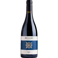 Der Recanati Galilee Syrah 2022 präsentiert sich in dunklem Rot im Glas und verströmt intensive Aromen von reifen Himbeeren