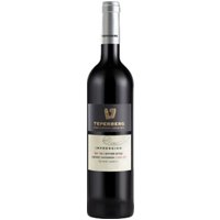 Der Teperberg Impression Cabernet Sauvignon 2021 zeigt eine tiefe rubinrote Farbe und begeistert mit ausgeprägten Aromen von Kirschen und Pflaumen sowie feinen Gewürznoten. Seine vollmundige Struktur verbindet samtige Weichheit mit charakteristischer Frucht