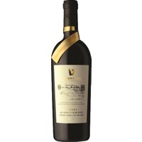 Kraftvolle Aromen von schwarzen Pflaumen und dunklen Beeren prägen den Teperberg Legacy Cabernet Franc 2018. Zarte Nuancen von Erdbeeren und Granatapfel tragen zu seiner frischen Eleganz bei und werden von einem Hauch Mokka begleitet. Eine dezente grüne Note verleiht dem Wein seine besondere Note. Weiche Tannine und ein langer Abgang runden das Profil dieses Rotweins aus den Yehuda Mountains ab. Passt hervorragend zu würzigen Fleischgerichten sowie zu herzhaften vegetarischen Speisen.