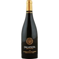 Im Glas zeigt der Dagernova Heimersheimer Kapellenberg Spätburgunder 2022 ein dunkles Rubinrot. In der Nase offenbaren sich Aromen von roten Kirschen