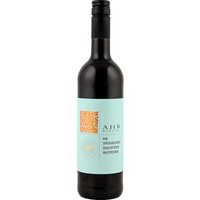 Sanftes Rubinrot und feine Aromen von schwarzen Kirschen und Cassis prägen diesen halbtrockenen Spätburgunder aus der Ahr. Die Verbindung aus reifen roten Früchten