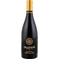 Ein sattes Rubinrot prägt den Dagernova Alte Rebe Spätburgunder 2020. Die Nase vernimmt Noten von Cassis und gebackener Pflaume