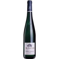 Aus der Moselregion stammt der 2022er Wehlener Sonnenuhr Riesling Alte Reben GG vom Weingut Dr. Loosen. Das Bukett wird von Noten reifer Pfirsiche und grünem Apfel geprägt